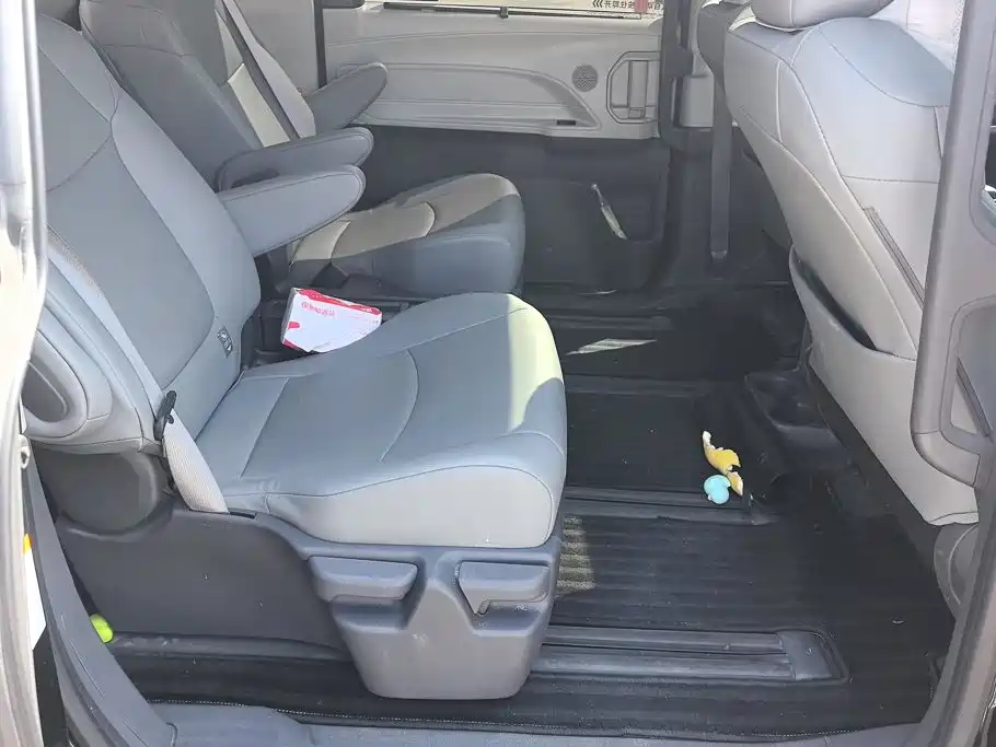 Toyota Granvia — фото 11