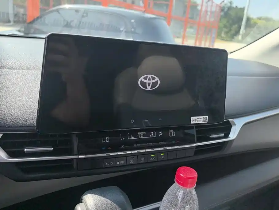 Toyota Granvia — фото 13