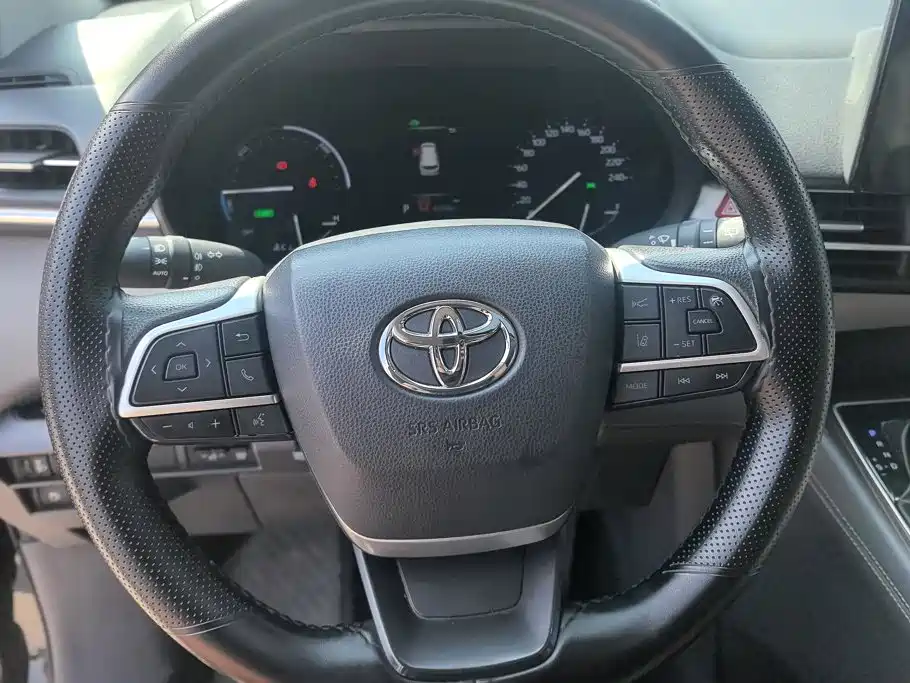 Toyota Granvia — фото 15
