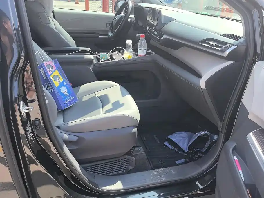 Toyota Granvia — фото 8
