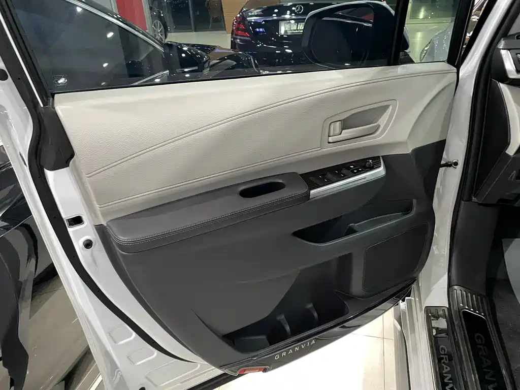 Toyota Granvia — фото 11
