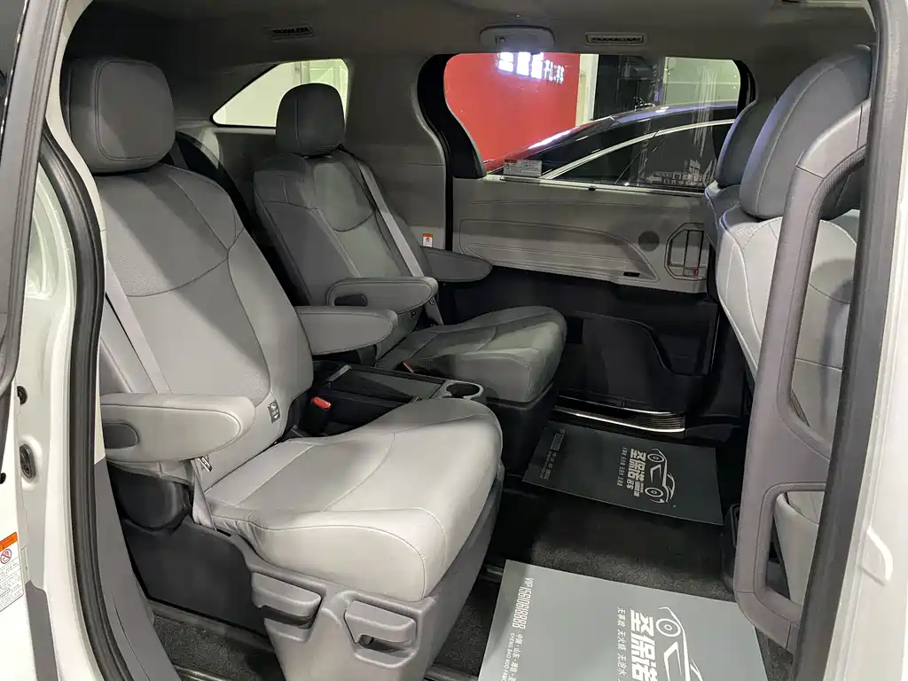 Toyota Granvia — фото 13