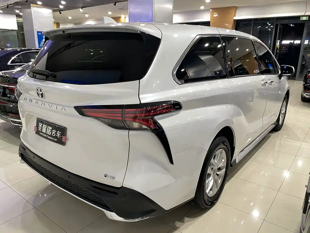 Toyota Granvia — фото 4