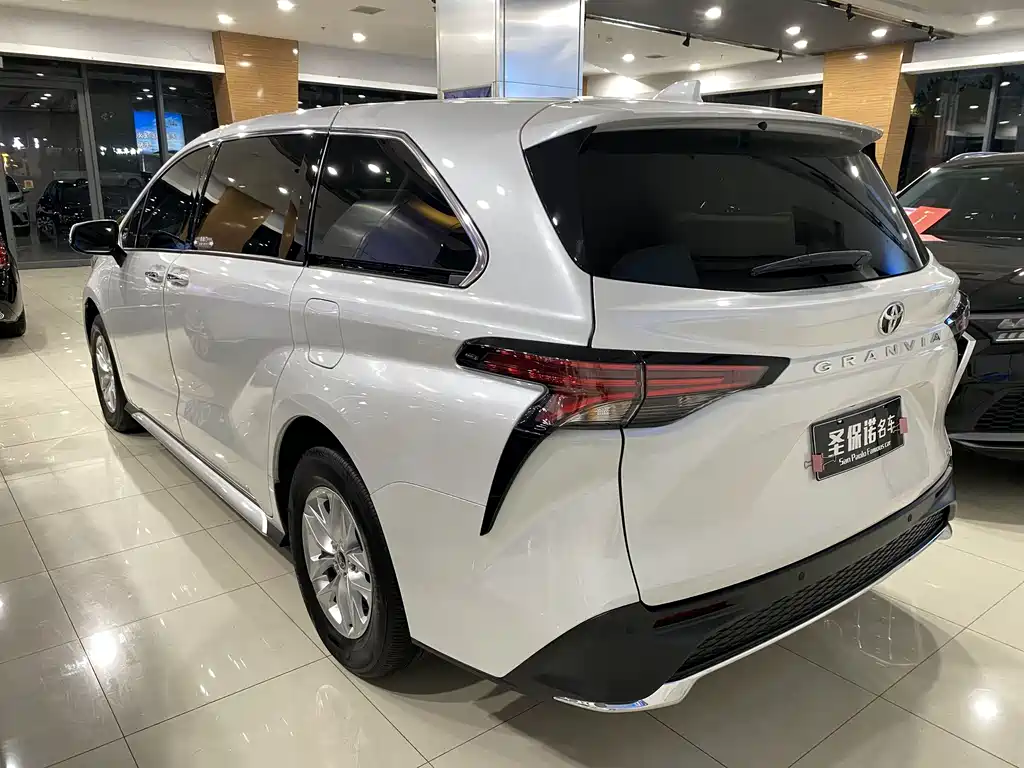 Toyota Granvia — фото 6