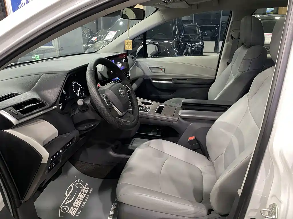 Toyota Granvia — фото 8