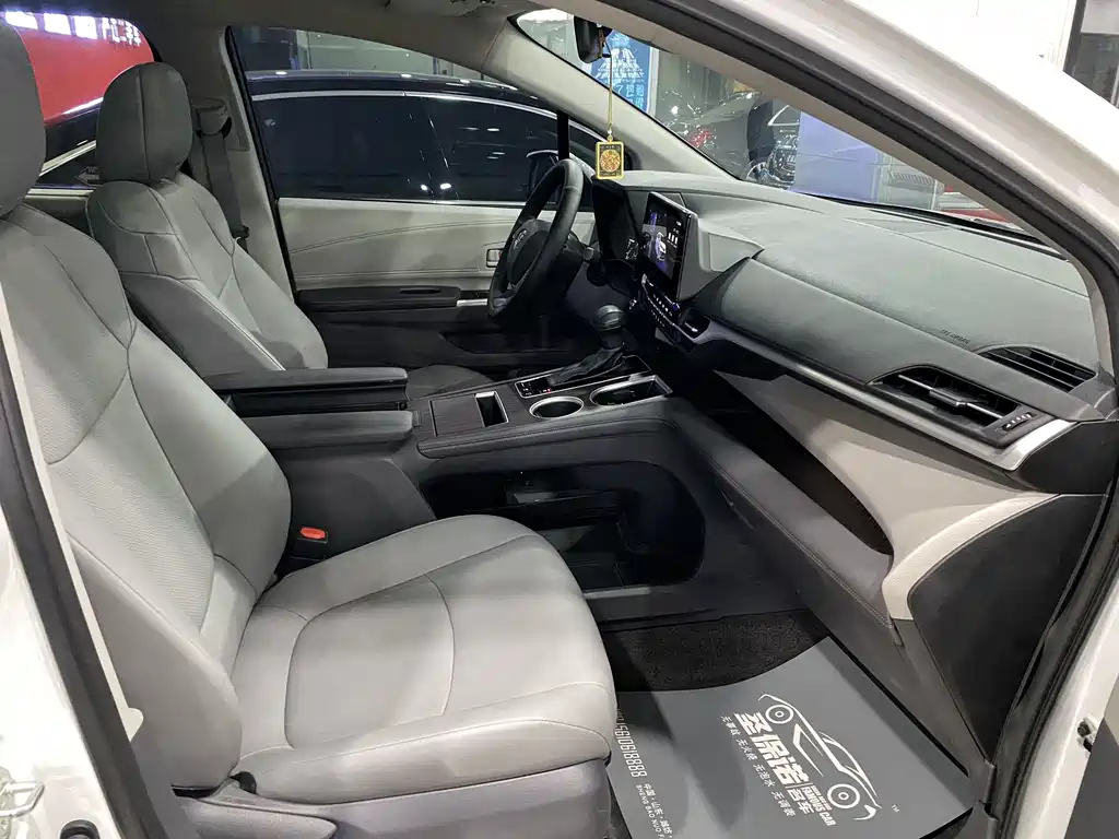 Toyota Granvia — фото 9