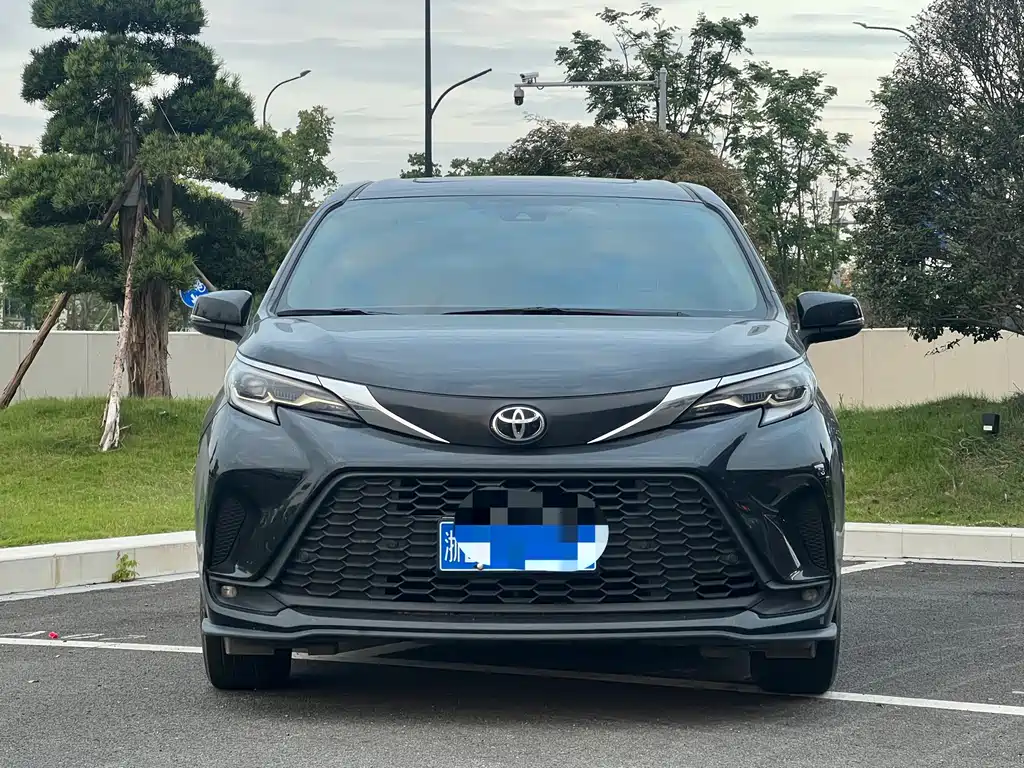 Toyota Granvia — фото 2
