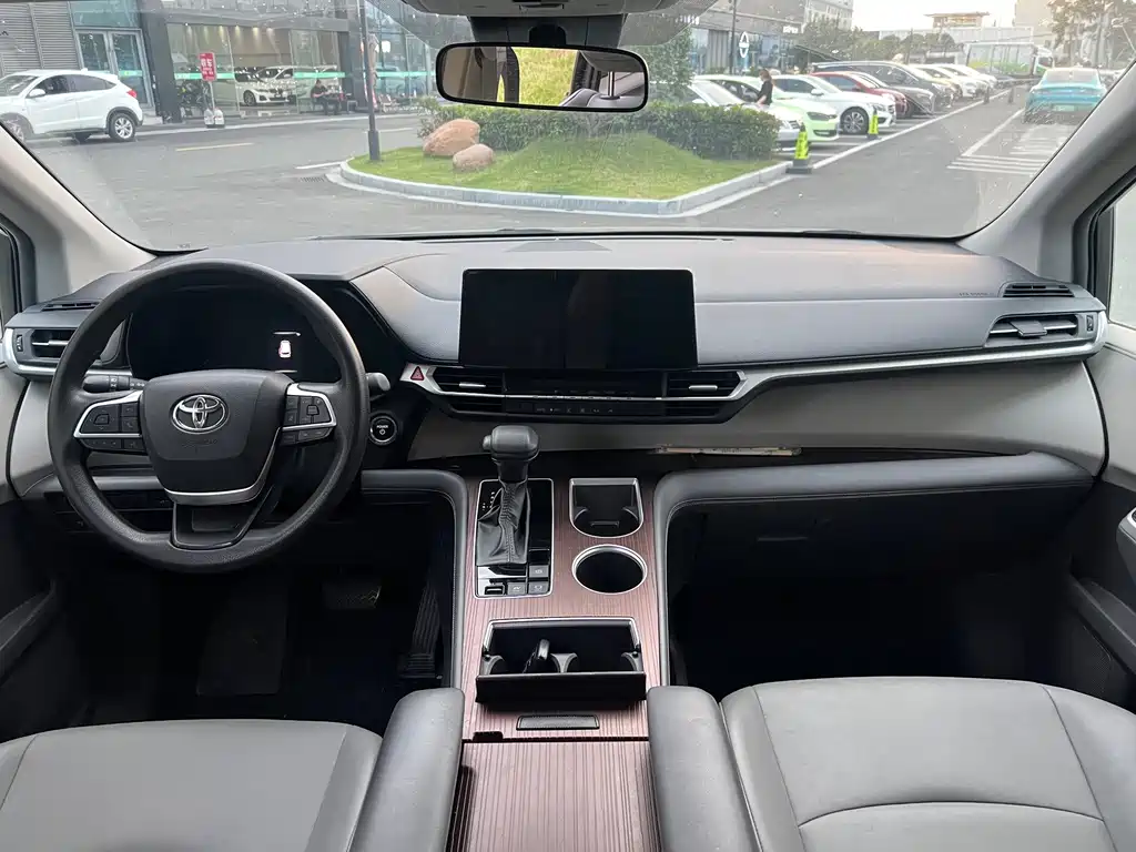 Toyota Granvia — фото 4