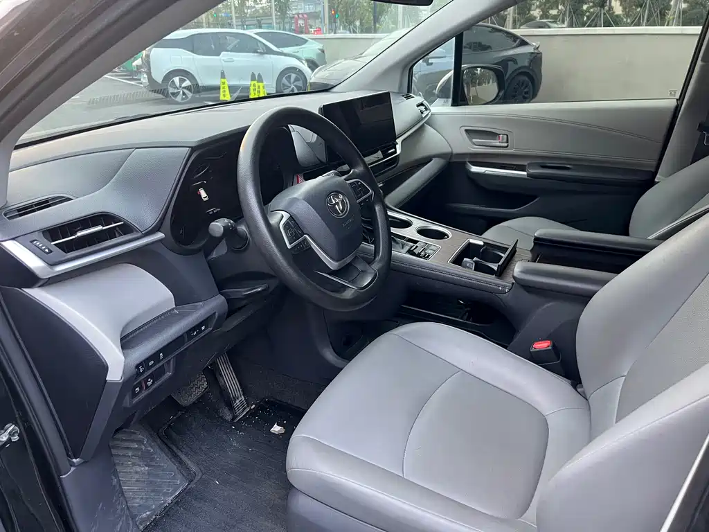 Toyota Granvia — фото 5