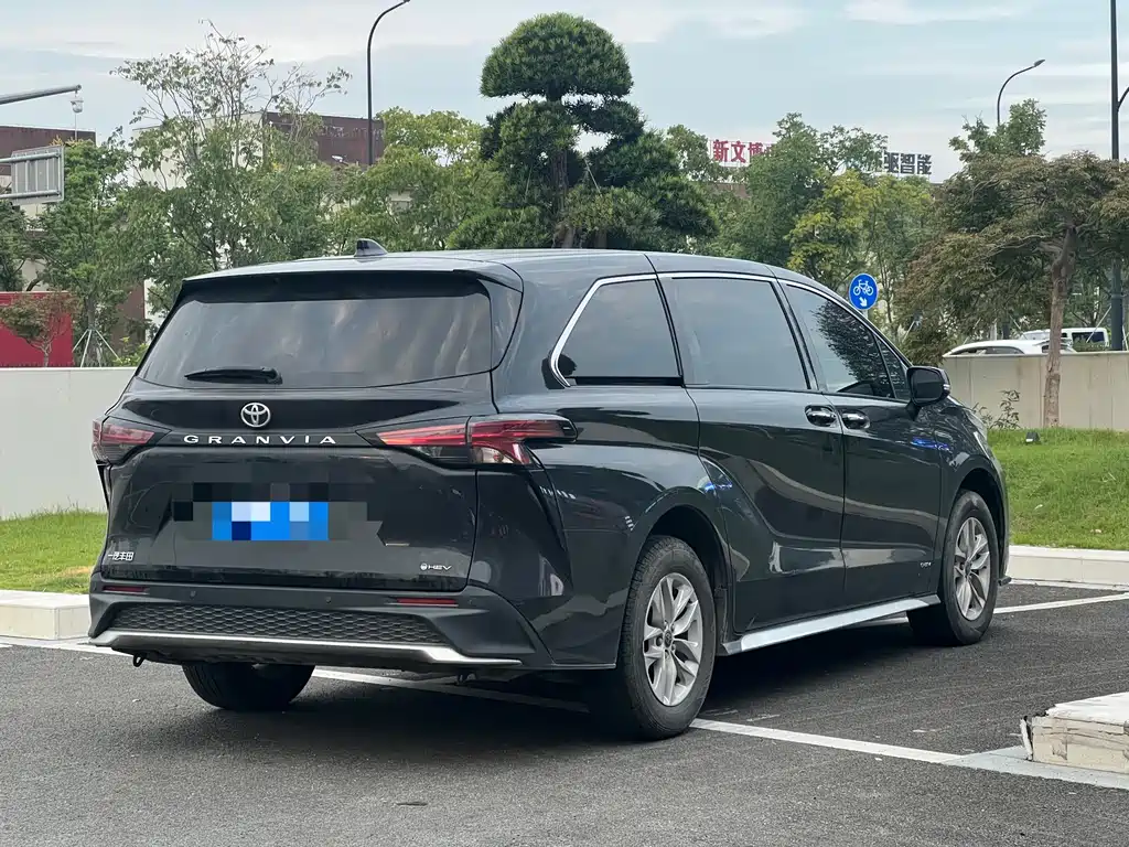 Toyota Granvia — фото 7