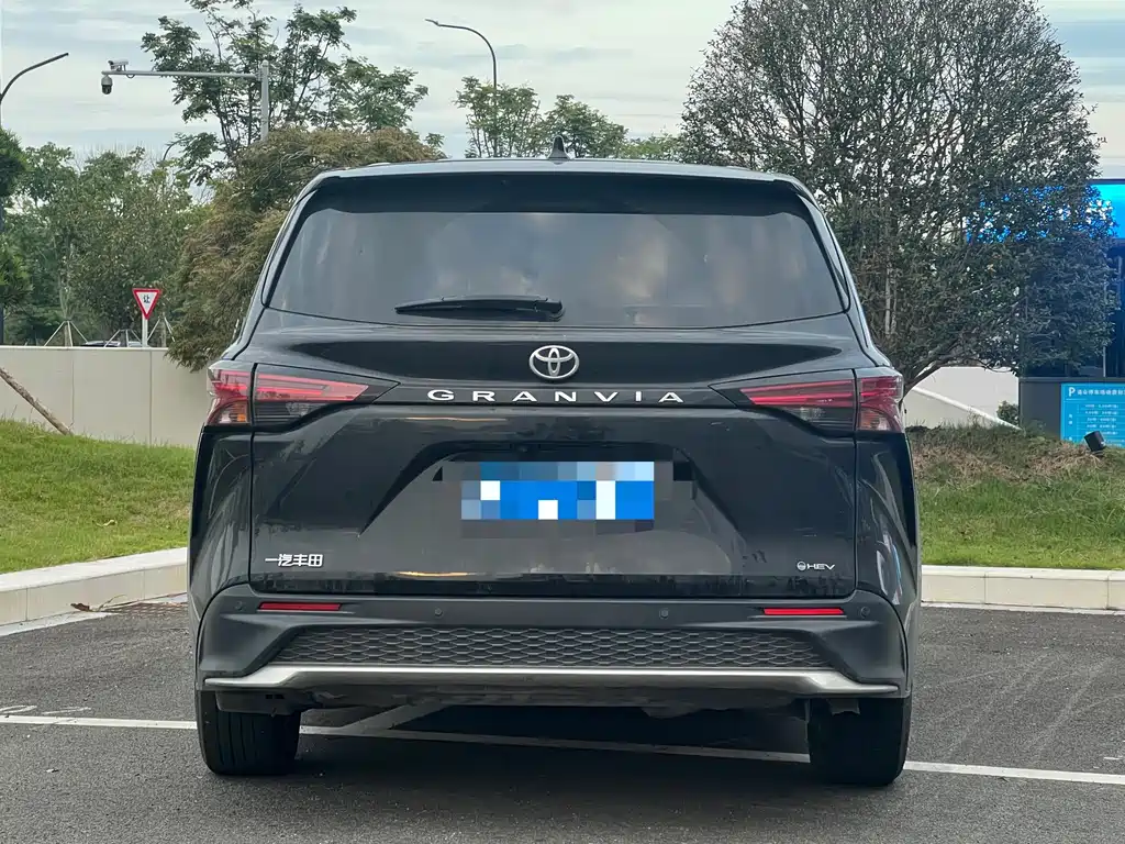 Toyota Granvia — фото 8