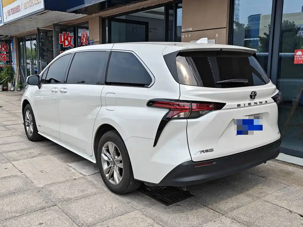 Toyota Sienna — фото 2