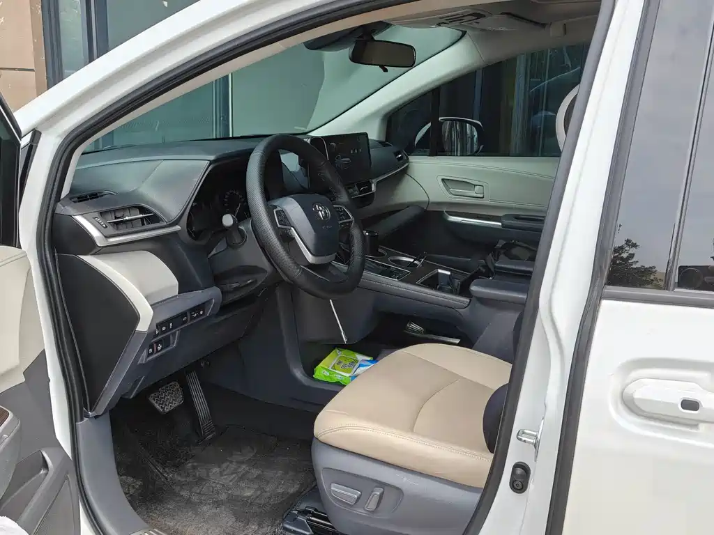 Toyota Sienna — фото 4