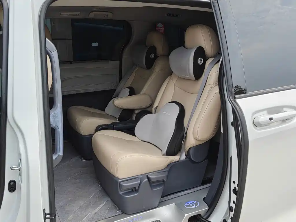 Toyota Sienna — фото 5