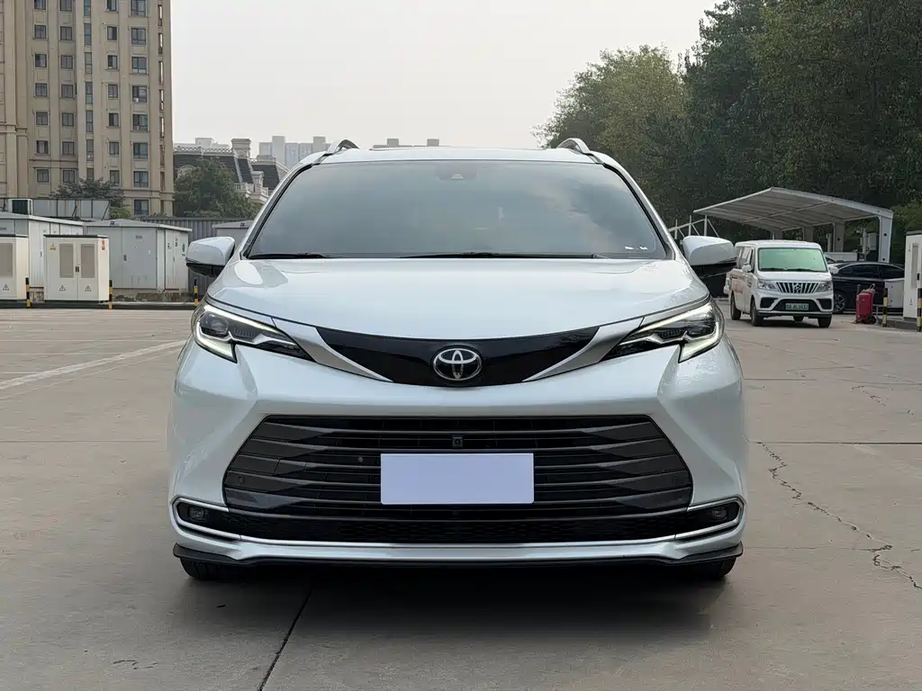 Toyota Sienna — фото 2
