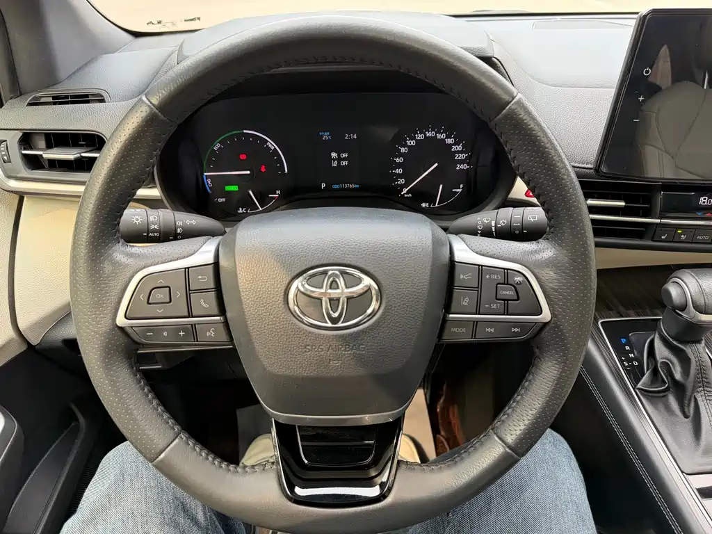 Toyota Sienna — фото 11