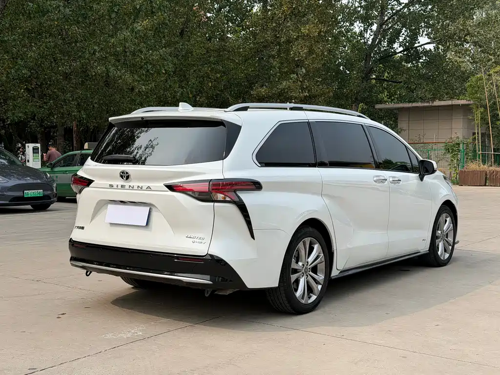 Toyota Sienna — фото 17