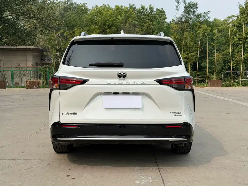 Toyota Sienna — фото 18