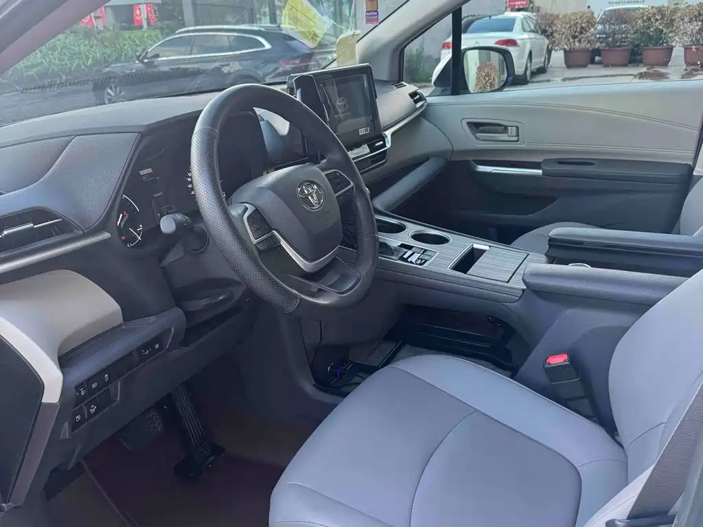 Toyota Granvia — фото 13