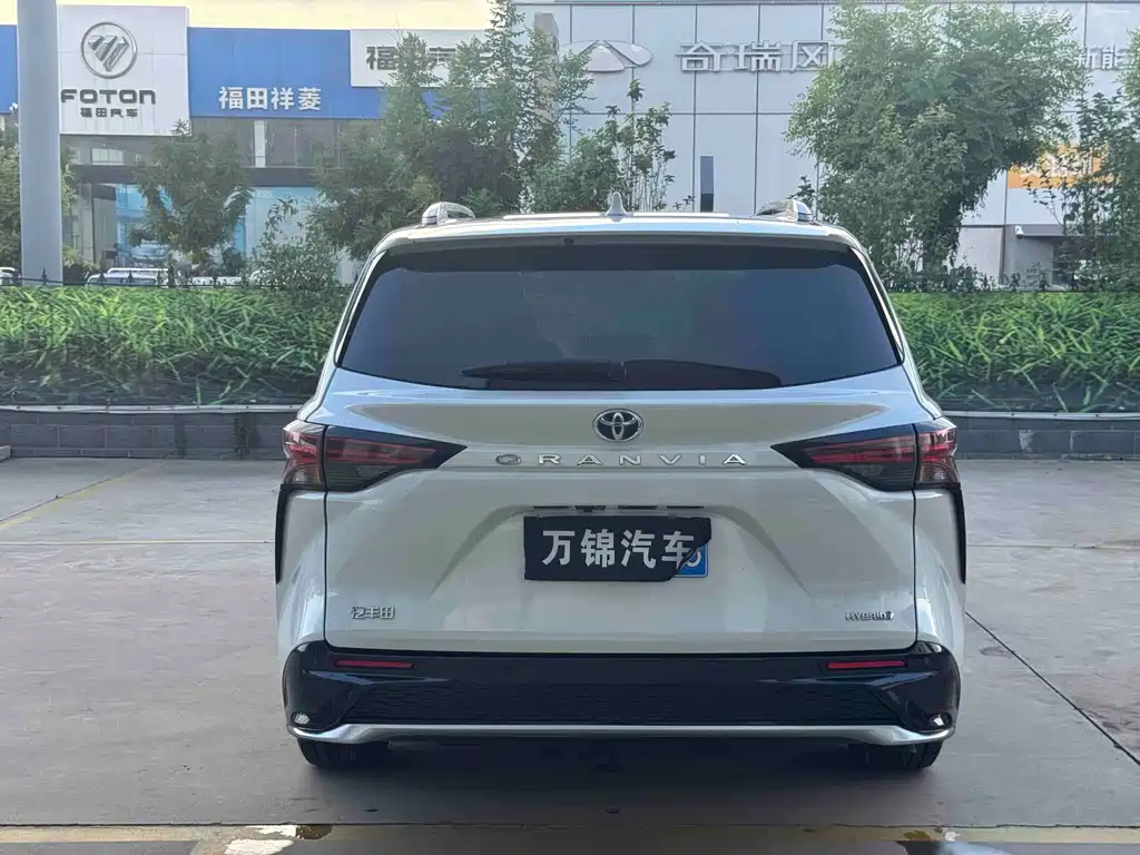 Toyota Granvia — фото 5
