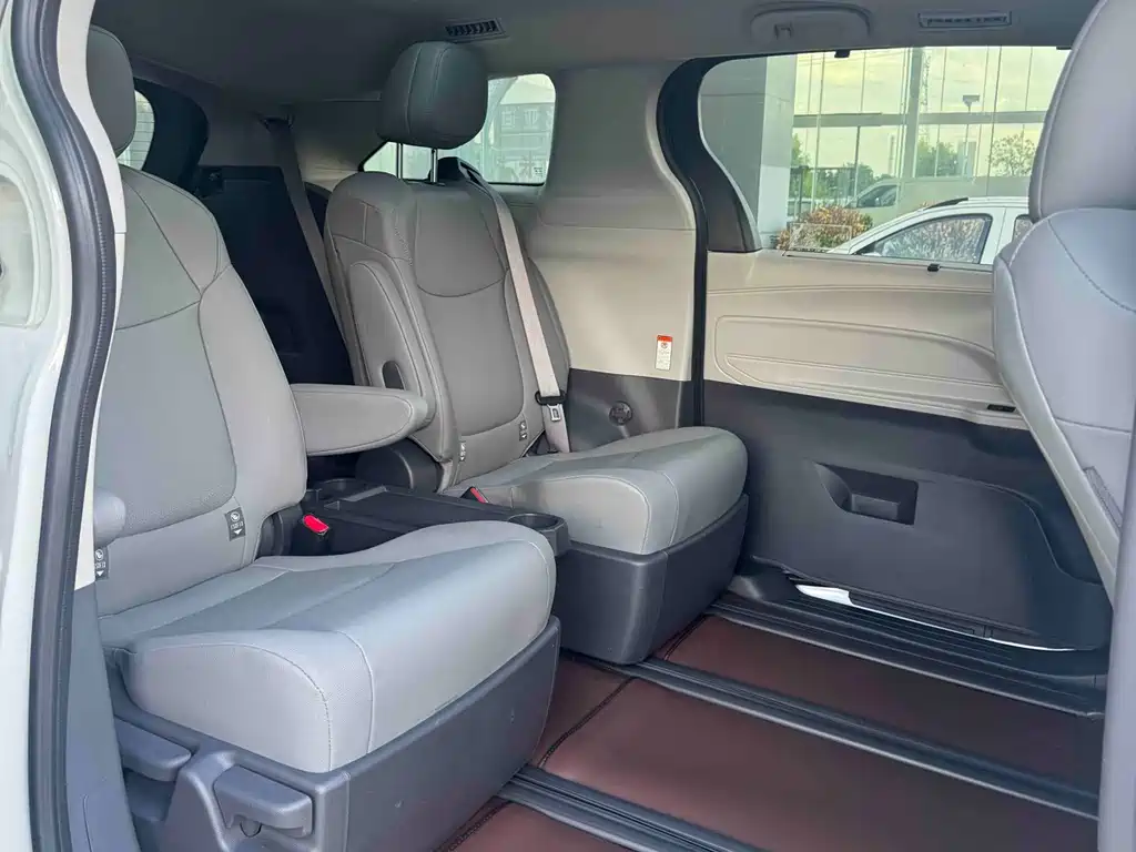 Toyota Granvia — фото 8
