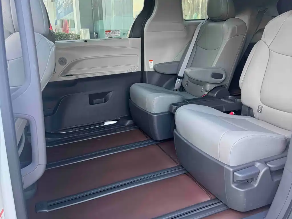 Toyota Granvia — фото 10