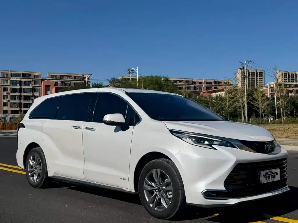 Toyota Sienna — фото 3