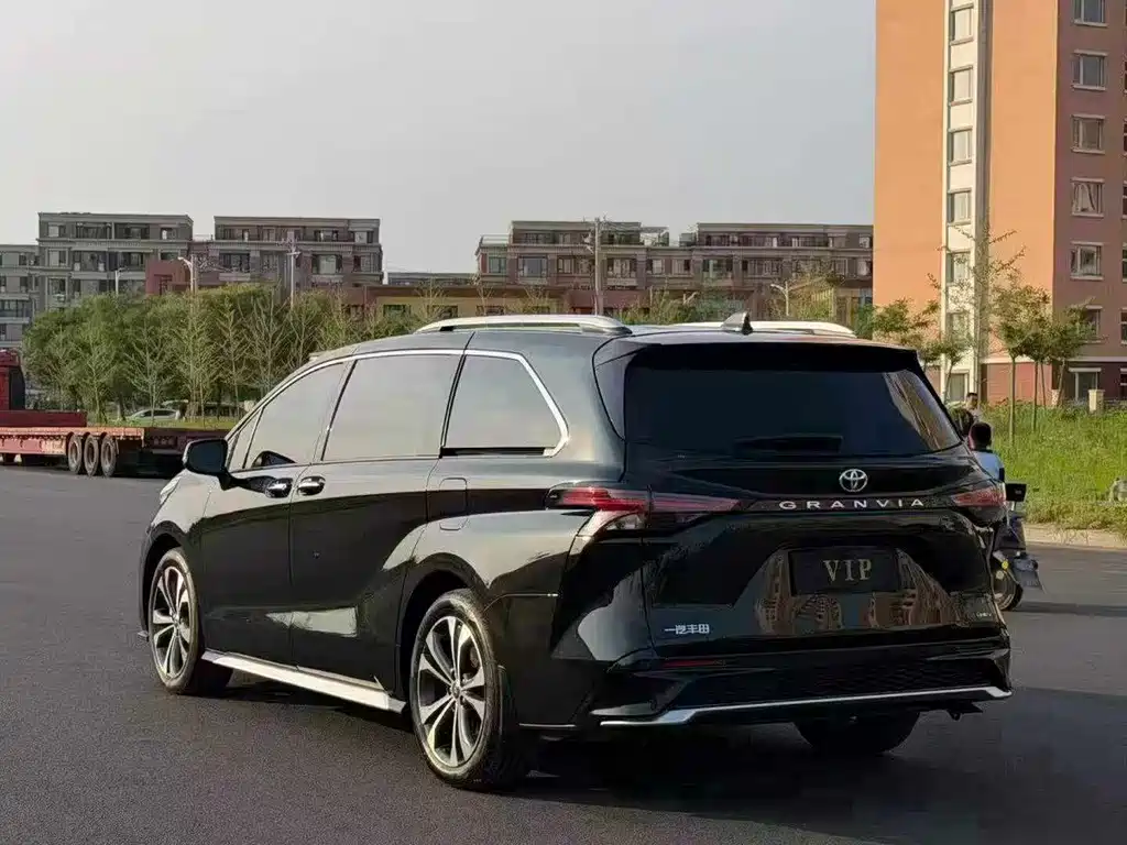 Toyota Granvia — фото 7