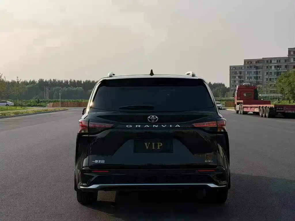 Toyota Granvia — фото 8