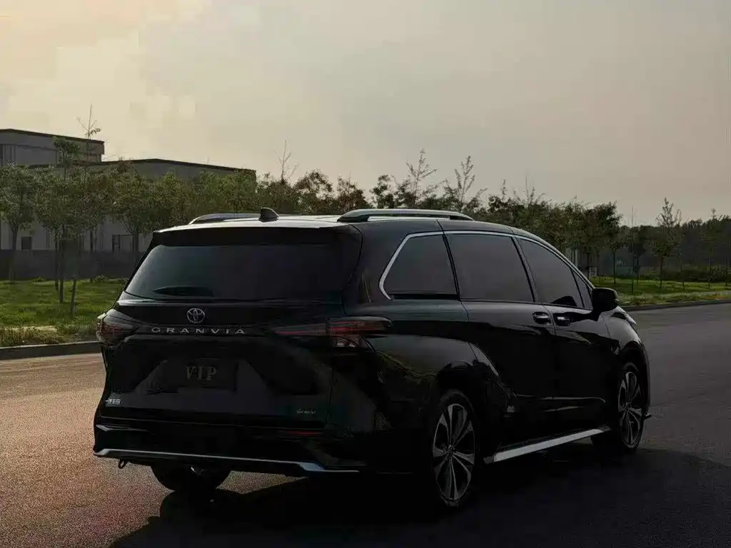 Toyota Granvia — фото 9