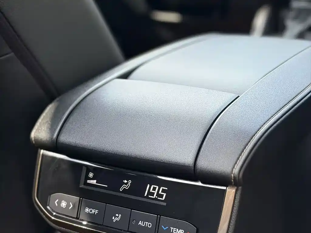 Toyota Highlander — фото 10