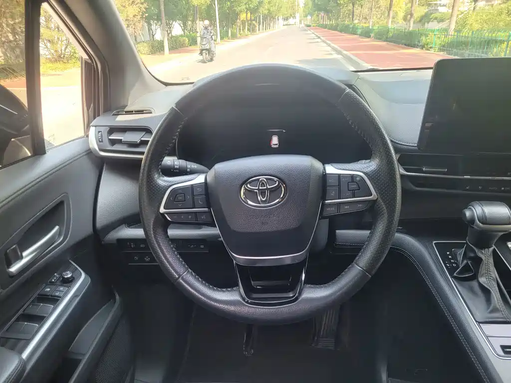 Toyota Sienna — фото 9