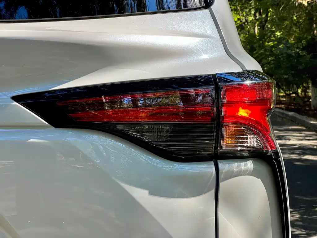 Toyota Granvia — фото 11