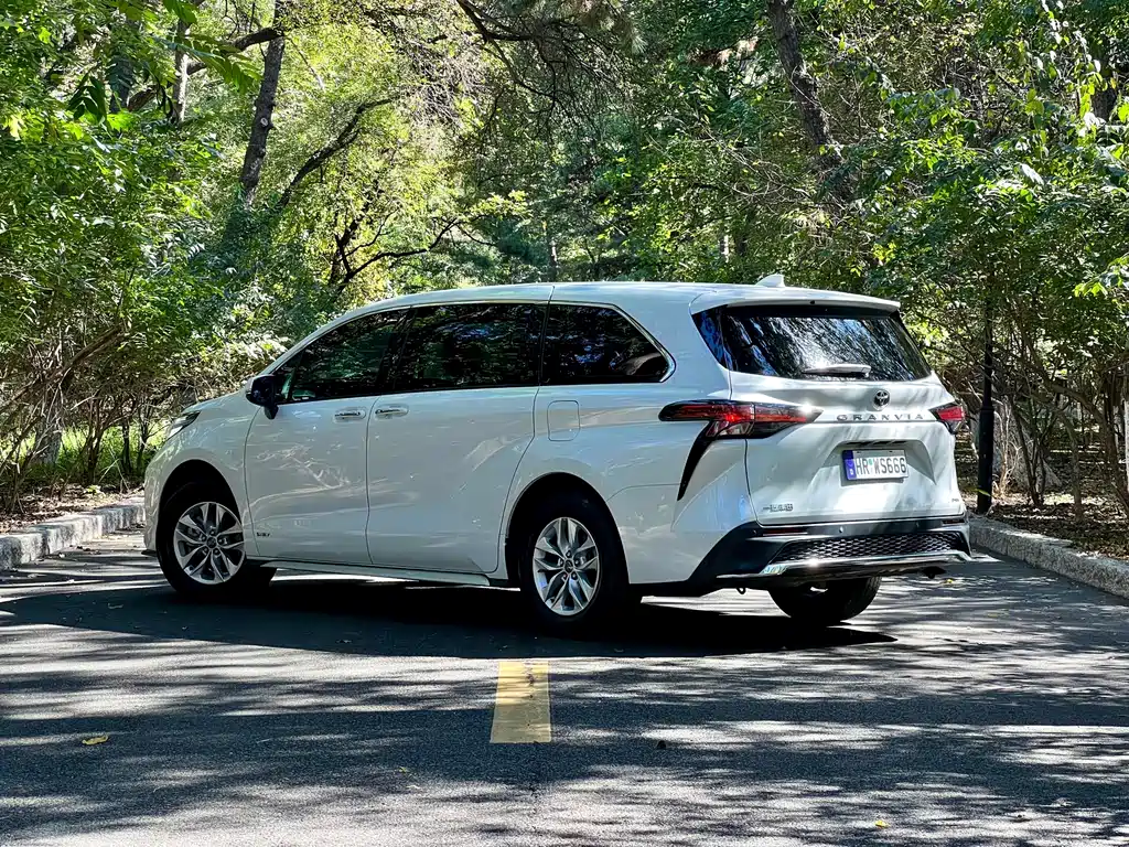 Toyota Granvia — фото 15