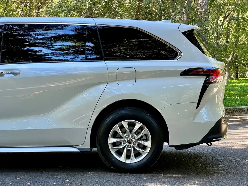 Toyota Granvia — фото 19