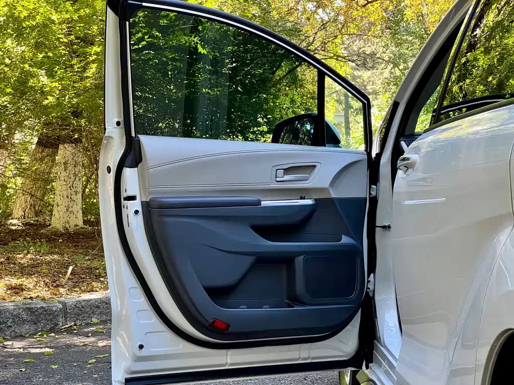 Toyota Granvia — фото 20