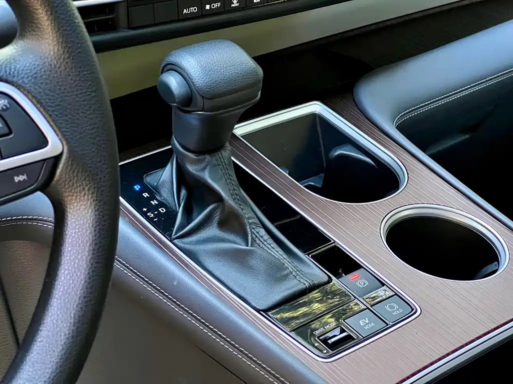 Toyota Granvia — фото 24