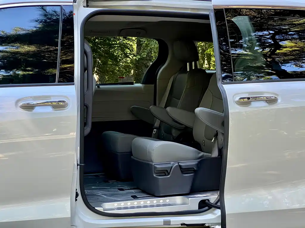 Toyota Granvia — фото 25
