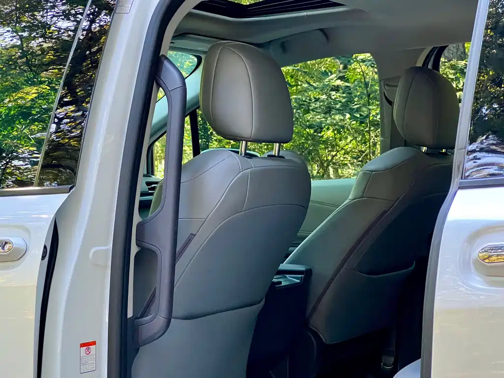 Toyota Granvia — фото 26