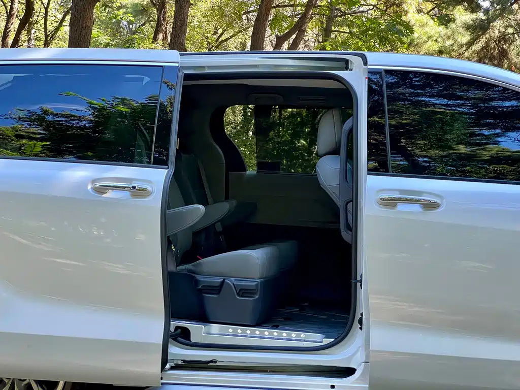 Toyota Granvia — фото 29