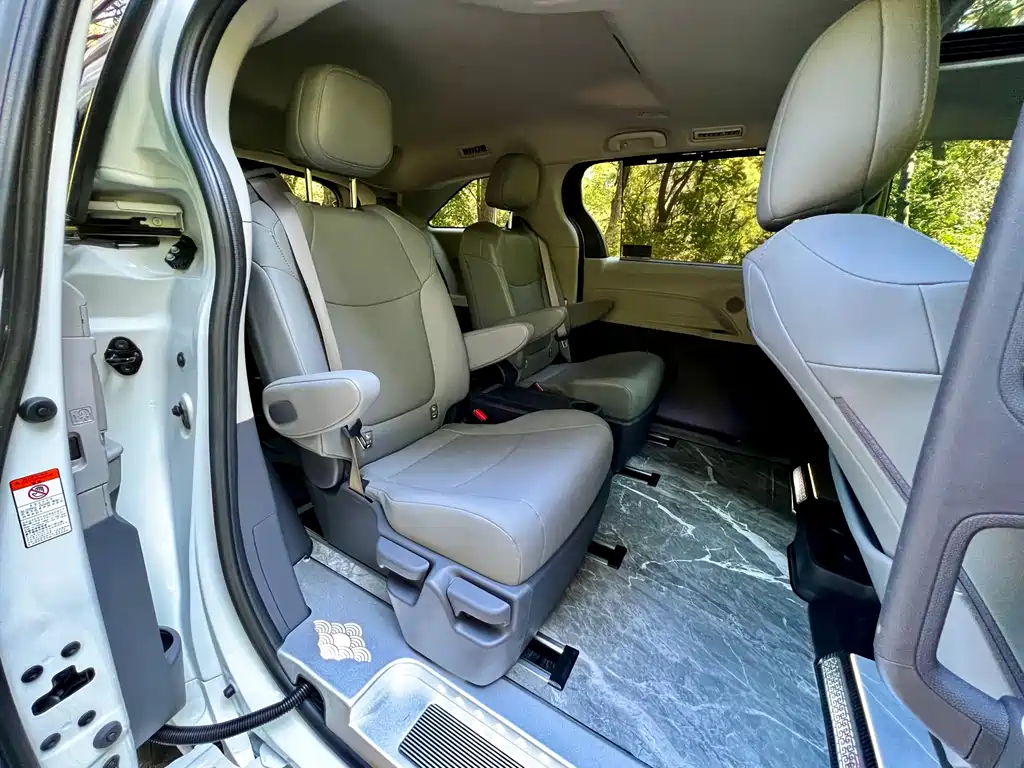 Toyota Granvia — фото 30