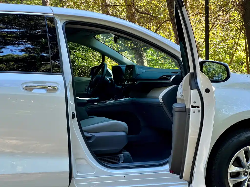 Toyota Granvia — фото 31