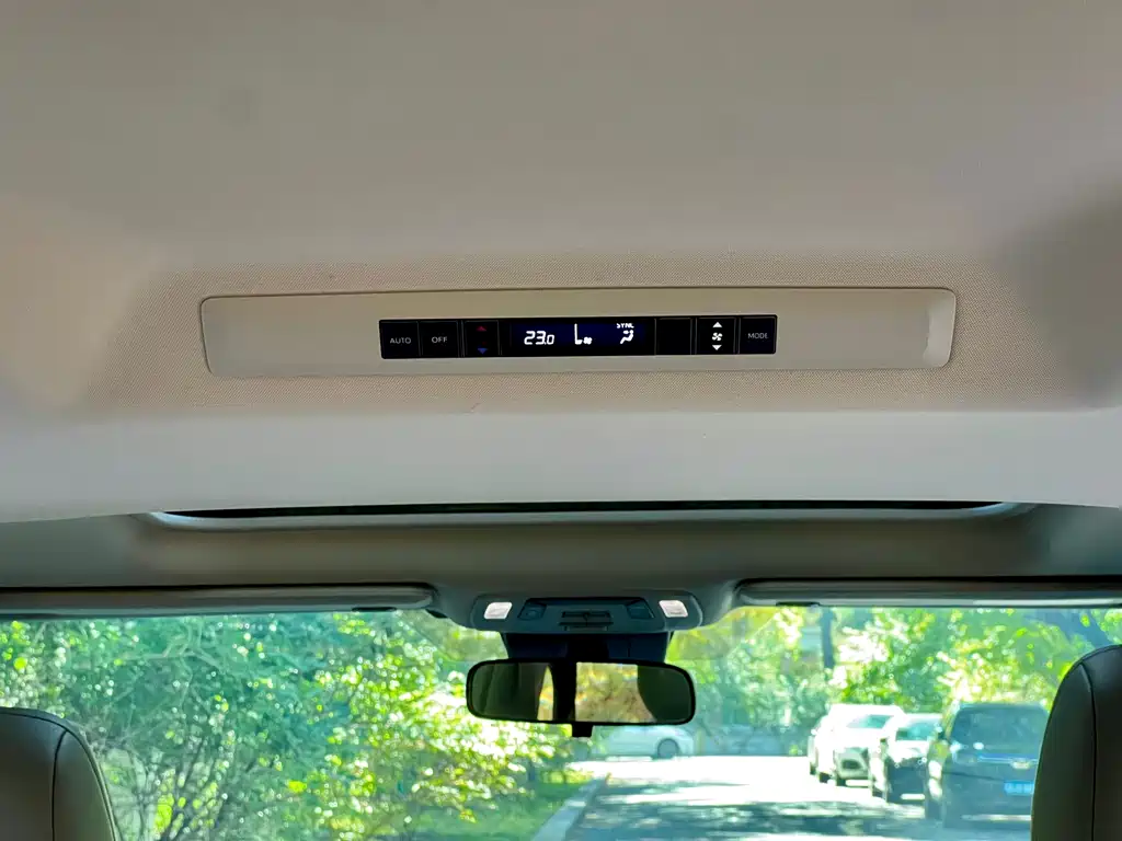 Toyota Granvia — фото 38