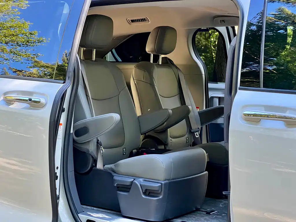 Toyota Granvia — фото 39