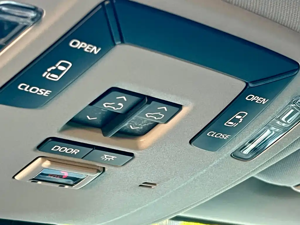 Toyota Granvia — фото 41