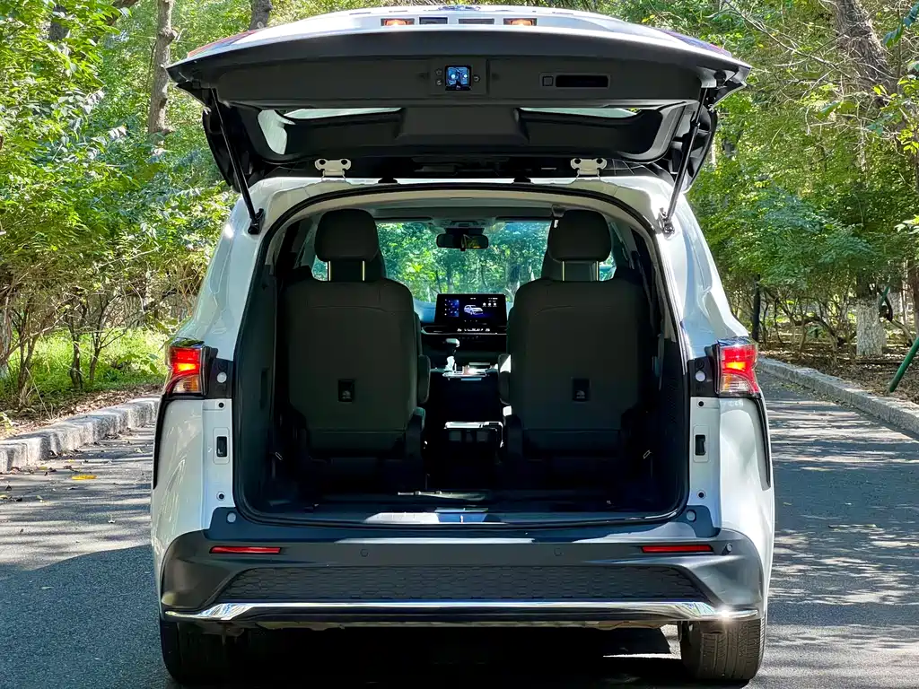 Toyota Granvia — фото 10