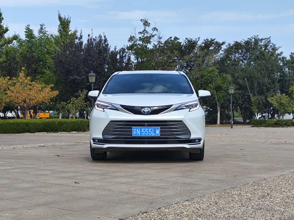 Toyota Sienna — фото 2