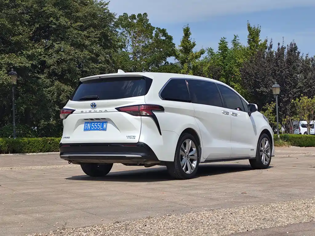 Toyota Sienna — фото 4