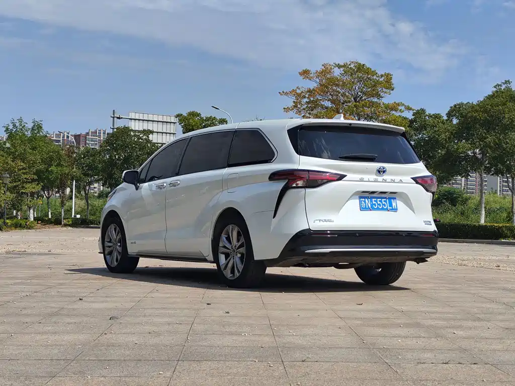 Toyota Sienna — фото 6