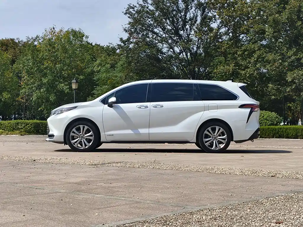 Toyota Sienna — фото 7